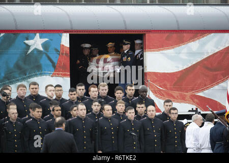 College Station, TX, USA. 6 Dez, 2018. College Station, Texas USA Dez. 12, 2018: Der Sarg mit den sterblichen Überresten des ehemaligen Präsidenten George H.W. Bush kommt an der Texas A&M Universität für einen 20-minütigen Zeremonie, bevor seine letzte Ruhestätte an der George Bush Bibliothek. Bush verstorben Nov. 30. in Houston. Credit: Bob Daemmrich/ZUMA Draht/Alamy leben Nachrichten Stockfoto