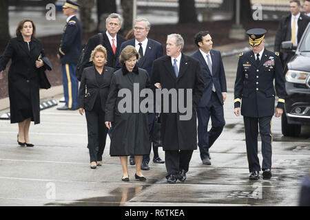 College Station, TX, USA. 6 Dez, 2018. College Station, Texas USA Dez. 12, 2018: Der Sarg mit den sterblichen Überresten des ehemaligen Präsidenten George H.W. Bush kommt an der Texas A&M Universität für einen 20-minütigen Zeremonie, bevor seine letzte Ruhestätte an der George Bush Bibliothek. Bush verstorben Nov. 30. in Houston. Credit: Bob Daemmrich/ZUMA Draht/Alamy leben Nachrichten Stockfoto