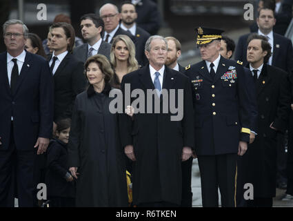 College Station, TX, USA. 6 Dez, 2018. College Station, Texas USA Dez. 12, 2018: Der Sarg mit den sterblichen Überresten des ehemaligen Präsidenten George H.W. Bush kommt an der Texas A&M Universität für einen 20-minütigen Zeremonie, bevor seine letzte Ruhestätte an der George Bush Bibliothek. Bush verstorben Nov. 30. in Houston. Credit: Bob Daemmrich/ZUMA Draht/Alamy leben Nachrichten Stockfoto