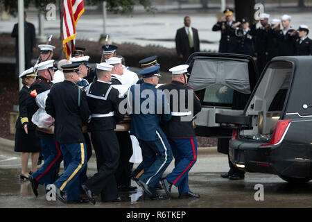 Militärische Ehrengarde pallbearers tragen den Sarg des ehemaligen Präsidenten George H.W. Bush in einem leichenwagen an der Texas A&M University für die Beerdigung am George Bush Bibliothek auf dem Campus. Stockfoto