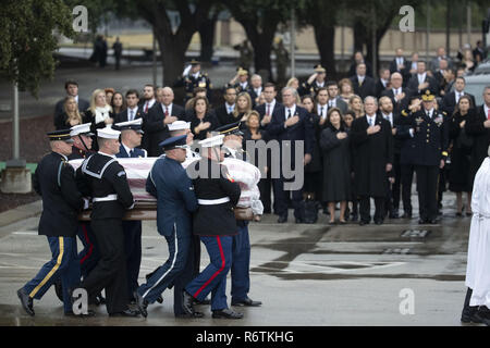 College Station, TX, USA. 6 Dez, 2018. College Station, Texas USA Dez. 12, 2018: Der Sarg mit den sterblichen Überresten des ehemaligen Präsidenten George H.W. Bush kommt an der Texas A&M Universität für einen 20-minütigen Zeremonie, bevor seine letzte Ruhestätte an der George Bush Bibliothek. Bush verstorben Nov. 30. in Houston. Credit: Bob Daemmrich/ZUMA Draht/Alamy leben Nachrichten Stockfoto