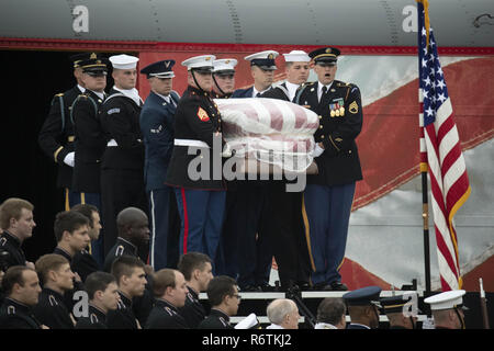 College Station, TX, USA. 6 Dez, 2018. College Station, Texas USA Dez. 12, 2018: Der Sarg mit den sterblichen Überresten des ehemaligen Präsidenten George H.W. Bush kommt an der Texas A&M Universität für einen 20-minütigen Zeremonie, bevor seine letzte Ruhestätte an der George Bush Bibliothek. Bush verstorben Nov. 30. in Houston. Credit: Bob Daemmrich/ZUMA Draht/Alamy leben Nachrichten Stockfoto