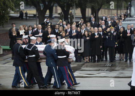 College Station, TX, USA. 6 Dez, 2018. College Station, Texas USA Dez. 12, 2018: Der Sarg mit den sterblichen Überresten des ehemaligen Präsidenten George H.W. Bush kommt an der Texas A&M Universität für einen 20-minütigen Zeremonie, bevor seine letzte Ruhestätte an der George Bush Bibliothek. Bush verstorben Nov. 30. in Houston. Credit: Bob Daemmrich/ZUMA Draht/Alamy leben Nachrichten Stockfoto