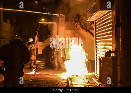 Athen, Griechenland. 6 Dez, 2018. Es ist das Feuer gesehen, nachdem Demonstranten benzin Bombe in Richtung der Bereitschaftspolizei bei einer Rallye Kennzeichnung der 10. Jahrestag der Tötung von Teenager Alexis Grigoropoulos durch eine Griechische Polizisten in Athen werfen. Credit: Dimitris Lampropoulos/SOPA Images/ZUMA Draht/Alamy leben Nachrichten Stockfoto