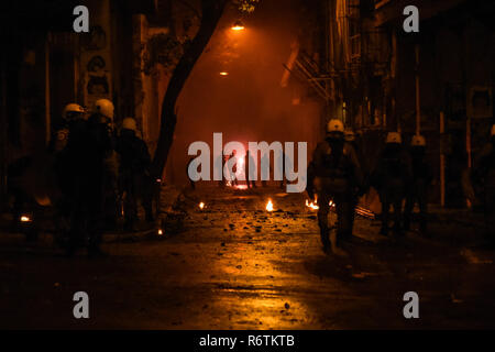 Athen, Griechenland. 6 Dez, 2018. Es ist das Feuer gesehen, nachdem Demonstranten benzin Bombe in Richtung der Bereitschaftspolizei bei einer Rallye Kennzeichnung der 10. Jahrestag der Tötung von Teenager Alexis Grigoropoulos durch eine Griechische Polizisten in Athen werfen. Credit: Dimitris Lampropoulos/SOPA Images/ZUMA Draht/Alamy leben Nachrichten Stockfoto