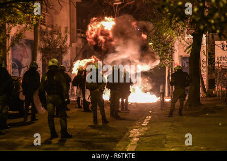 Athen, Griechenland. 6 Dez, 2018. Es ist das Feuer gesehen, nachdem Demonstranten benzin Bombe in Richtung der Bereitschaftspolizei bei einer Rallye Kennzeichnung der 10. Jahrestag der Tötung von Teenager Alexis Grigoropoulos durch eine Griechische Polizisten in Athen werfen. Credit: Dimitris Lampropoulos/SOPA Images/ZUMA Draht/Alamy leben Nachrichten Stockfoto