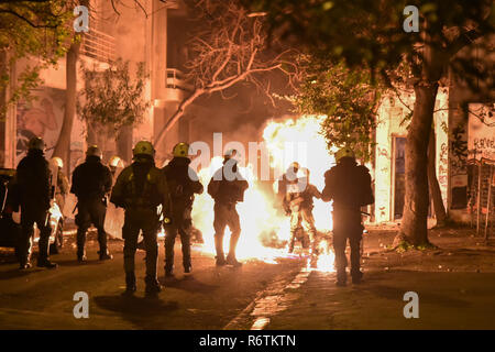 Es ist das Feuer gesehen, nachdem Demonstranten benzin Bombe in Richtung der Bereitschaftspolizei bei einer Rallye Kennzeichnung der 10. Jahrestag der Tötung von Teenager Alexis Grigoropoulos durch eine Griechische Polizisten in Athen werfen. Stockfoto