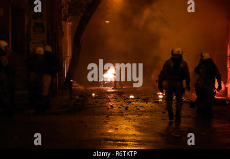 Es ist das Feuer gesehen, nachdem Demonstranten benzin Bombe in Richtung der Bereitschaftspolizei bei einer Rallye Kennzeichnung der 10. Jahrestag der Tötung von Teenager Alexis Grigoropoulos durch eine Griechische Polizisten in Athen werfen. Stockfoto