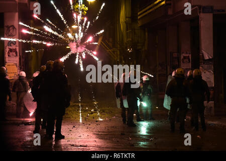 Ein Feuerwerk explodierte als Polizisten Zusammentreffen mit Demonstranten auf einer Kundgebung anlässlich des 10. Jahrestages der Ermordung von Teenager Alexis Grigoropoulos durch eine Griechische Polizisten in Athen. Stockfoto