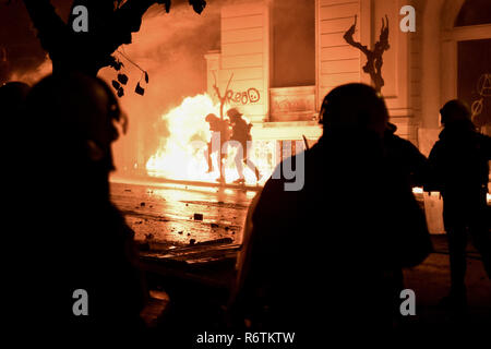 Athen, Griechenland. 6 Dez, 2018. Es ist das Feuer gesehen, nachdem Demonstranten benzin Bombe in Richtung der Bereitschaftspolizei bei einer Rallye Kennzeichnung der 10. Jahrestag der Tötung von Teenager Alexis Grigoropoulos durch eine Griechische Polizisten in Athen werfen. Credit: Dimitris Lampropoulos/SOPA Images/ZUMA Draht/Alamy leben Nachrichten Stockfoto