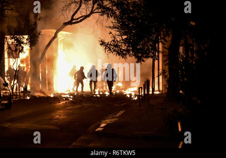 Athen, Griechenland. 6 Dez, 2018. Es ist das Feuer gesehen, nachdem Demonstranten benzin Bombe in Richtung der Bereitschaftspolizei bei einer Rallye Kennzeichnung der 10. Jahrestag der Tötung von Teenager Alexis Grigoropoulos durch eine Griechische Polizisten in Athen werfen. Credit: Dimitris Lampropoulos/SOPA Images/ZUMA Draht/Alamy leben Nachrichten Stockfoto