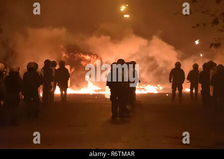 Athen, Griechenland. 6. Dezember 2018. Benzin Bomben explodieren in der Nähe von Polizisten als Demonstrationen zum 10. Jahrestag der Erschießung von Teenager Alexis Grigoropoulos durch einen Polizisten in Athen, Griechenland. Credit: Nicolas Koutsokostas/Alamy Leben Nachrichten. Stockfoto