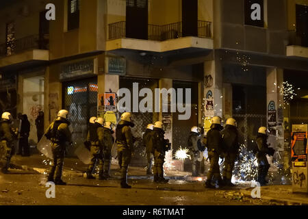 Athen, Griechenland. 6. Dezember 2018. Feuerwerk explodieren in der Nähe von Polizisten als Demonstrationen zum 10. Jahrestag der Erschießung von Teenager Alexis Grigoropoulos durch einen Polizisten in Athen, Griechenland. Credit: Nicolas Koutsokostas/Alamy Leben Nachrichten. Stockfoto