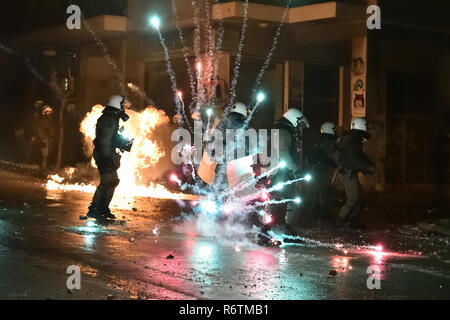 Athen, Griechenland. 6. Dezember 2018. Benzin und Feuerwerk explodieren Bomben in der Nähe der Bereitschaftspolizei als Demonstrationen zum 10. Jahrestag der Erschießung von Teenager Alexis Grigoropoulos durch einen Polizisten in Athen, Griechenland. Credit: Nicolas Koutsokostas/Alamy Leben Nachrichten. Stockfoto