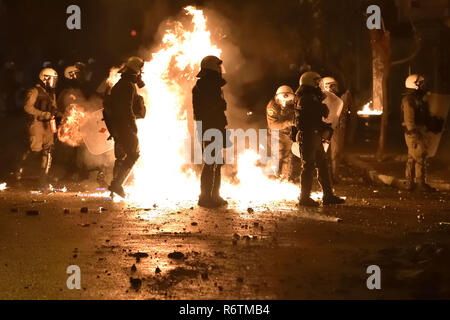 Athen, Griechenland. 6. Dezember 2018. Benzin Bomben explodieren in der Nähe von Polizisten als Demonstrationen zum 10. Jahrestag der Erschießung von Teenager Alexis Grigoropoulos durch einen Polizisten in Athen, Griechenland. Credit: Nicolas Koutsokostas/Alamy Leben Nachrichten. Stockfoto