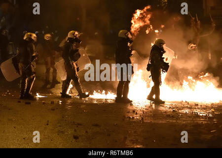 Athen, Griechenland. 6. Dezember 2018. Benzin Bomben explodieren in der Nähe von Polizisten als Demonstrationen zum 10. Jahrestag der Erschießung von Teenager Alexis Grigoropoulos durch einen Polizisten in Athen, Griechenland. Credit: Nicolas Koutsokostas/Alamy Leben Nachrichten. Stockfoto