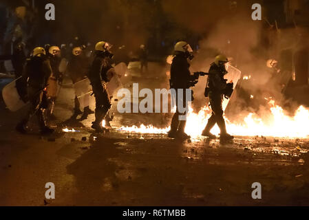Athen, Griechenland. 6. Dezember 2018. Benzin Bomben explodieren in der Nähe von Polizisten als Demonstrationen zum 10. Jahrestag der Erschießung von Teenager Alexis Grigoropoulos durch einen Polizisten in Athen, Griechenland. Credit: Nicolas Koutsokostas/Alamy Leben Nachrichten. Stockfoto