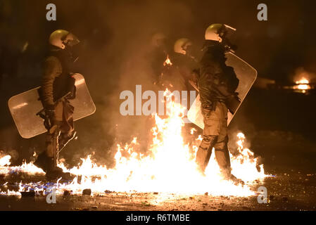 Athen, Griechenland. 6. Dezember 2018. Benzin Bomben explodieren in der Nähe von Polizisten als Demonstrationen zum 10. Jahrestag der Erschießung von Teenager Alexis Grigoropoulos durch einen Polizisten in Athen, Griechenland. Credit: Nicolas Koutsokostas/Alamy Leben Nachrichten. Stockfoto