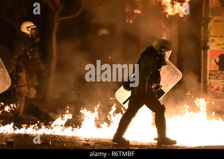 Athen, Griechenland. 6. Dezember 2018. Benzin Bomben explodieren in der Nähe von Polizisten als Demonstrationen zum 10. Jahrestag der Erschießung von Teenager Alexis Grigoropoulos durch einen Polizisten in Athen, Griechenland. Credit: Nicolas Koutsokostas/Alamy Leben Nachrichten. Stockfoto