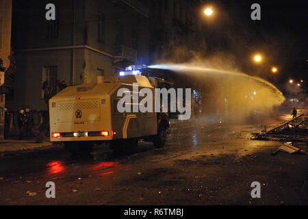 Athen, Griechenland. 6. Dezember 2018. Die Polizei verwendet ein Wasser Canon als Demonstrationen zum 10. Jahrestag der Erschießung von Teenager Alexis Grigoropoulos durch einen Polizisten in Athen, Griechenland. Credit: Nicolas Koutsokostas/Alamy Leben Nachrichten. Stockfoto