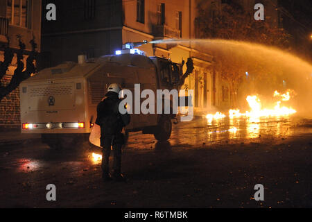 Athen, Griechenland. 6. Dezember 2018. Die Polizei verwendet ein Wasser Canon als Demonstrationen zum 10. Jahrestag der Erschießung von Teenager Alexis Grigoropoulos durch einen Polizisten in Athen, Griechenland. Credit: Nicolas Koutsokostas/Alamy Leben Nachrichten. Stockfoto