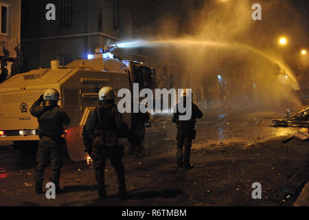 Athen, Griechenland. 6. Dezember 2018. Die Polizei verwendet ein Wasser Canon als Demonstrationen zum 10. Jahrestag der Erschießung von Teenager Alexis Grigoropoulos durch einen Polizisten in Athen, Griechenland. Credit: Nicolas Koutsokostas/Alamy Leben Nachrichten. Stockfoto