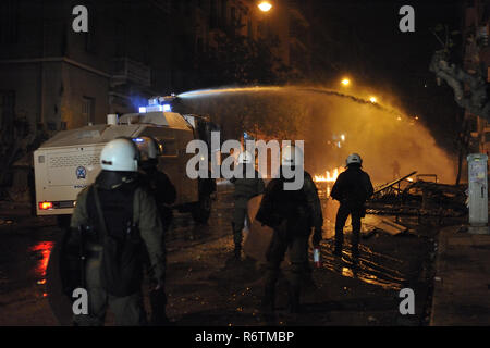 Athen, Griechenland. 6. Dezember 2018. Die Polizei verwendet ein Wasser Canon als Demonstrationen zum 10. Jahrestag der Erschießung von Teenager Alexis Grigoropoulos durch einen Polizisten in Athen, Griechenland. Credit: Nicolas Koutsokostas/Alamy Leben Nachrichten. Stockfoto