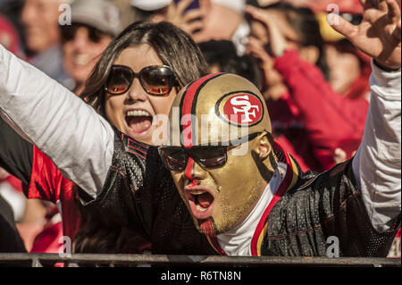 San Francisco, Kalifornien, USA. 30 Dez, 2012. 49er Ventilator Farbe auf seinem Helm am Sonntag, Dezember 30, 2012 um Candlestick Park, San Francisco, Kalifornien. Die 49ers besiegten die Kardinäle 27-13. Credit: Al Golub/ZUMA Draht/Alamy leben Nachrichten Stockfoto