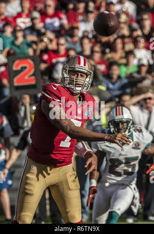 San Francisco, Kalifornien, USA. 9 Dez, 2012. San Francisco 49ers quarterback Colin Kaepernick (7) am Sonntag am Candlestick Park in San Francisco, CA. Die 49ers besiegten die Delphine 27-13. Credit: Al Golub/ZUMA Draht/Alamy leben Nachrichten Stockfoto