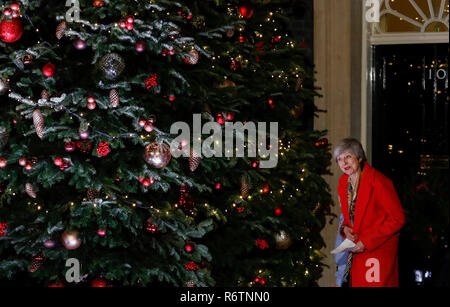 London, Großbritannien. 6 Dez, 2018. Der britische Premierminister Theresa May besucht das Einschalten der Weihnachtsbaumbeleuchtungen außerhalb Downing Street 10 mit drei Kindern in London, Großbritannien am Dez. 6, 2018. Credit: Han Yan/Xinhua/Alamy leben Nachrichten Stockfoto