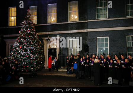 London, Großbritannien. 6 Dez, 2018. Der britische Premierminister Theresa May besucht das Einschalten der Weihnachtsbaumbeleuchtungen außerhalb Downing Street 10 mit drei Kindern in London, Großbritannien am Dez. 6, 2018. Credit: Han Yan/Xinhua/Alamy leben Nachrichten Stockfoto