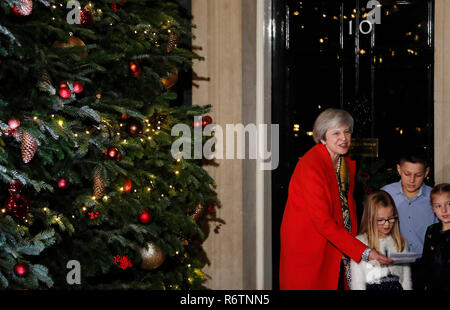 London, Großbritannien. 6 Dez, 2018. Der britische Premierminister Theresa May besucht das Einschalten der Weihnachtsbaumbeleuchtungen außerhalb Downing Street 10 mit drei Kindern in London, Großbritannien am Dez. 6, 2018. Credit: Han Yan/Xinhua/Alamy leben Nachrichten Stockfoto