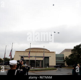 Houston, USA. 6 Dez, 2018. Us Navy fighter Jets fliegen über die George H.W. Bush Presidential Library und Museum an der Texas A&M University in Texas, USA, Dez. 6, 2018. Der frühere US-Präsident George H.W. Bush war Donnerstag bei seiner Familie Grundstück hinter dem George H.W. begraben Bush Presidential Library und Museum an der Texas A&M University. Credit: Steven Song/Xinhua/Alamy leben Nachrichten Stockfoto