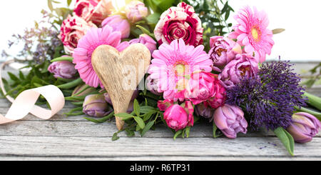 Dekoration mit Blumen zum Muttertag Stockfoto