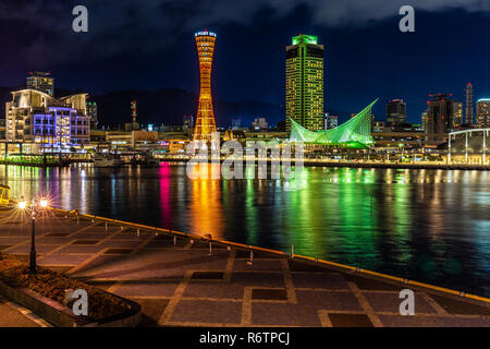 Kobe, Hyogo, Japan - 22. November 2018: Lange Belichtung Szene von Turm und Maritime Museum der Hafen von Kobe in der Nacht. Stockfoto