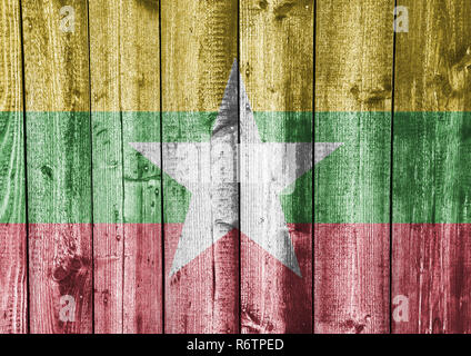 Banner von Myanmar auf verwittertes Holz Stockfoto