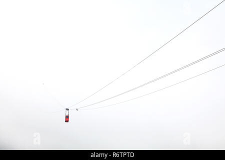 Red Mountain Seilbahn Auto in Wolken und Nebel Stockfoto