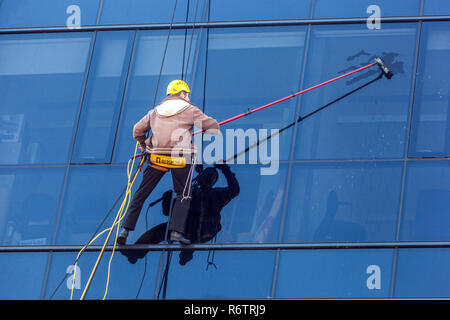 Fensterputzer bei der Arbeit an einer Glasfassade, Tschechische Republik Stockfoto