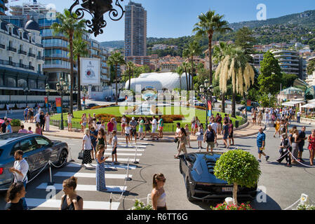 MONACO, Europa - 11 AUGUST, 2018: Der Hauptplatz des Fürstentums und Casino de Monte Carlo. Installation Sky Spiegel Stockfoto