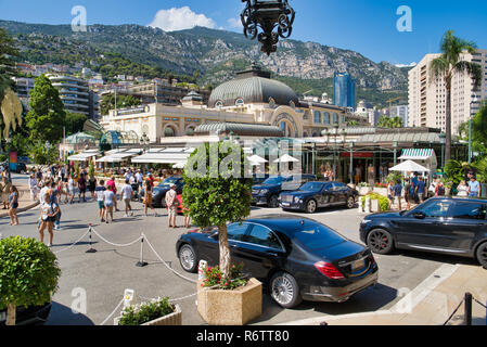 MONACO, Europa - 11 AUGUST, 2018: Der Platz des Fürstentums, der Blick aus dem Casino de Monte Carlo Stockfoto