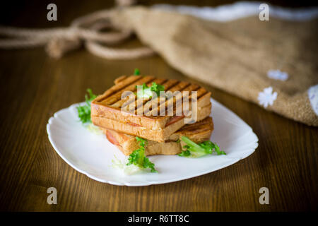 Hot double Sandwich mit Salatblättern und in einem Teller gefüllt Stockfoto