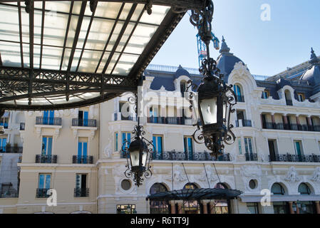 MONACO, Europa - 11 AUGUST, 2018: Der Platz des Fürstentums, die Fassade des Hotel Casino de Monte Carlo Stockfoto