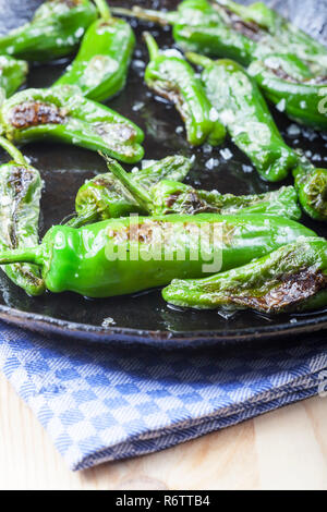 Pimientos de Padron in eine eiserne Pfanne Stockfoto