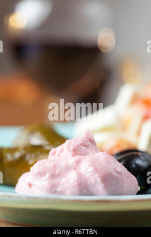 Griechische taramas und gefüllte Weinblätter mit Salat Stockfoto