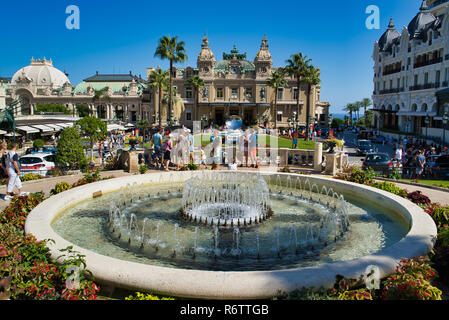 MONACO, EUROPA - August 11, 2018: Brunnen in der zentrale Platz der Stadt. Beliebtes Reiseziel Stockfoto