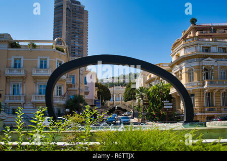 MONACO, EUROPA - August 11, 2018: Brunnen mit einer Skulptur auf dem Platz im Zentrum des Fürstentums Stockfoto