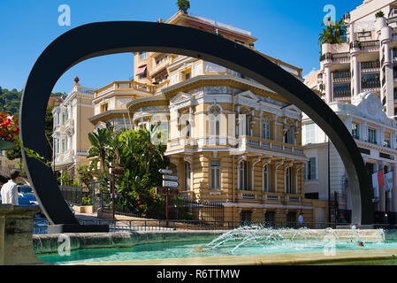 MONACO, Europa - 11 AUGUST, 2018: die Stadt Gebäude und ein Brunnen auf dem zentralen Platz Stockfoto
