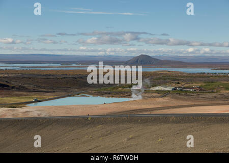 Der Myvatn Landschaft und Erdwärme sind einschließlich der Krafla Kraftwerk bei sonnigem Wetter Norden Islands Stockfoto