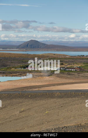 Der Myvatn Landschaft und Erdwärme sind einschließlich der Krafla Kraftwerk bei sonnigem Wetter Norden Islands Stockfoto