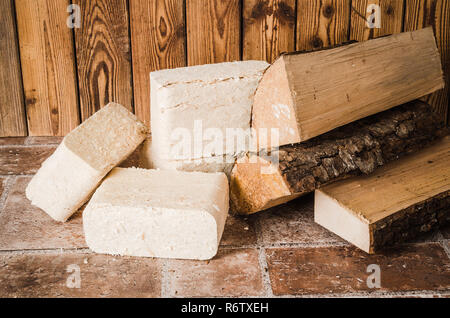 Briketts und Brennholz, close-up Stockfoto